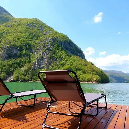 Floating * Radenovici